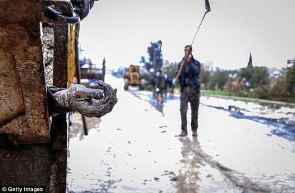 بالصور.. تنظيف احياء كوباني من جثث داعش